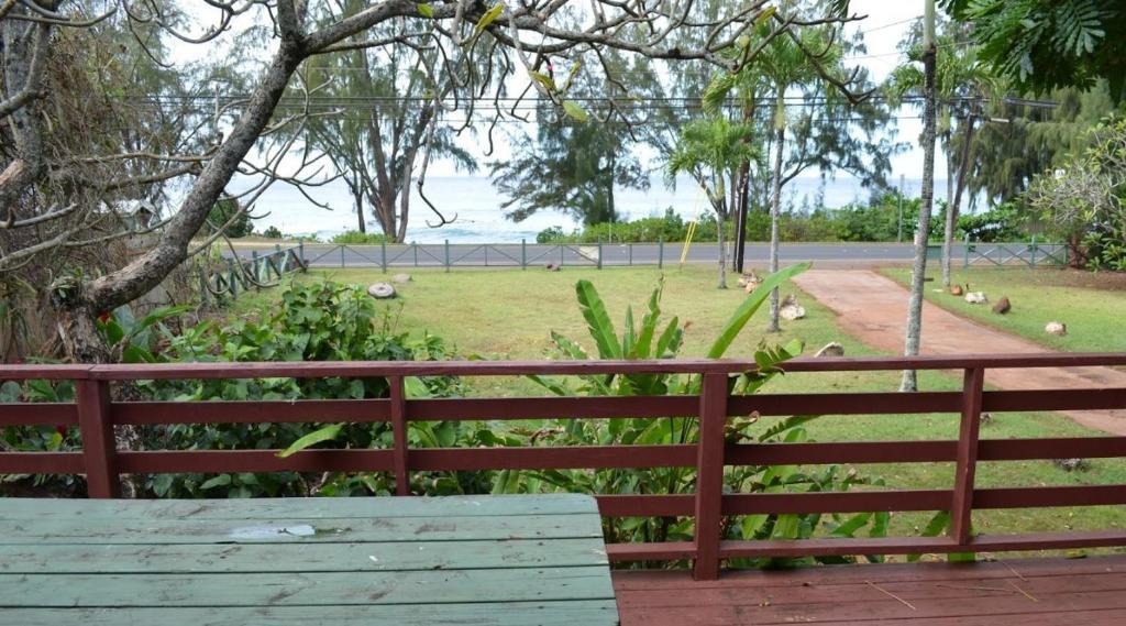 Backpackers Vacation Inn And Plantation Village Pupukea Exterior photo